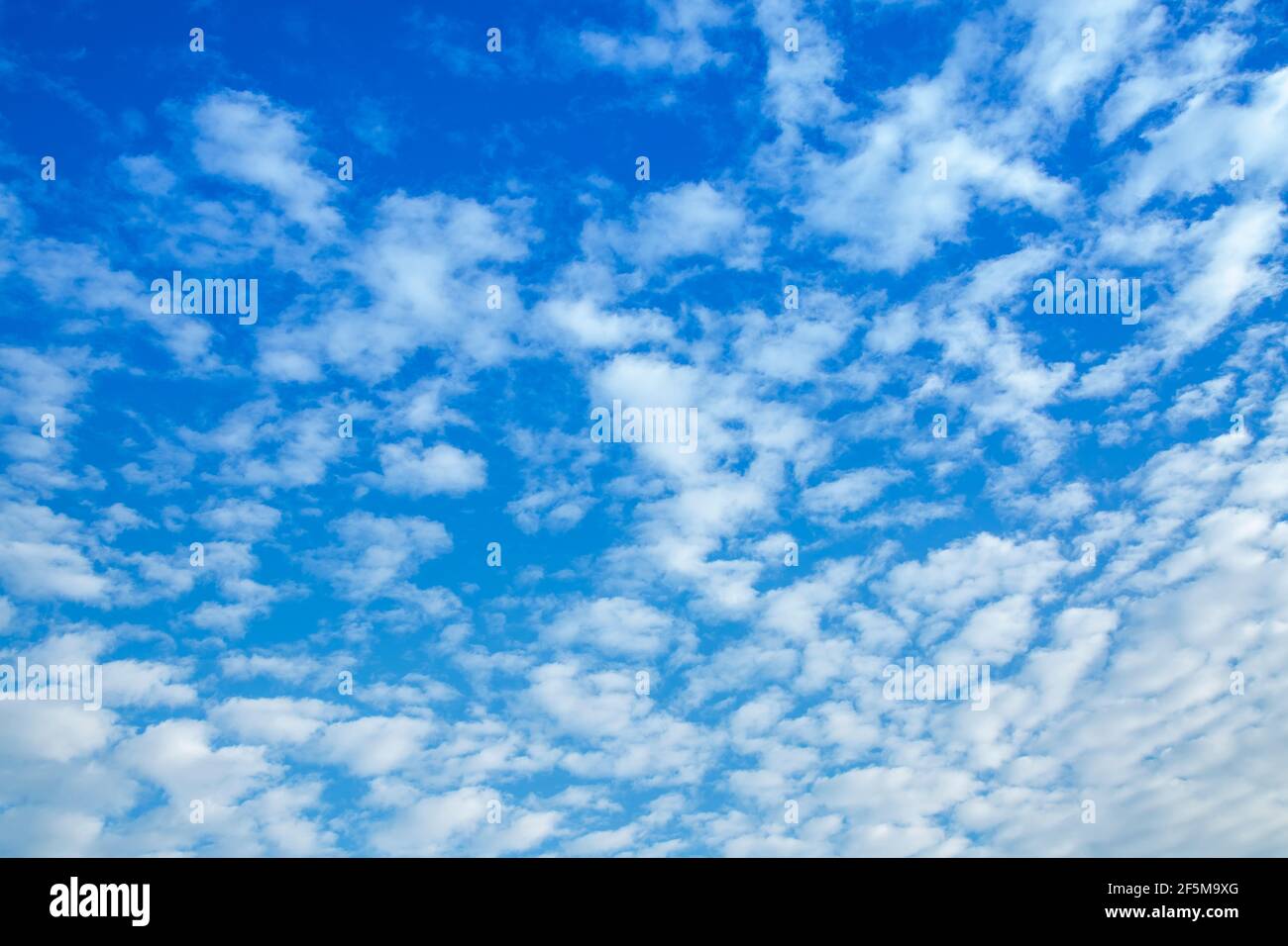 Cielo blu e nuvole a Point Aux Sable nella repubblica di Mauritius. Foto Stock