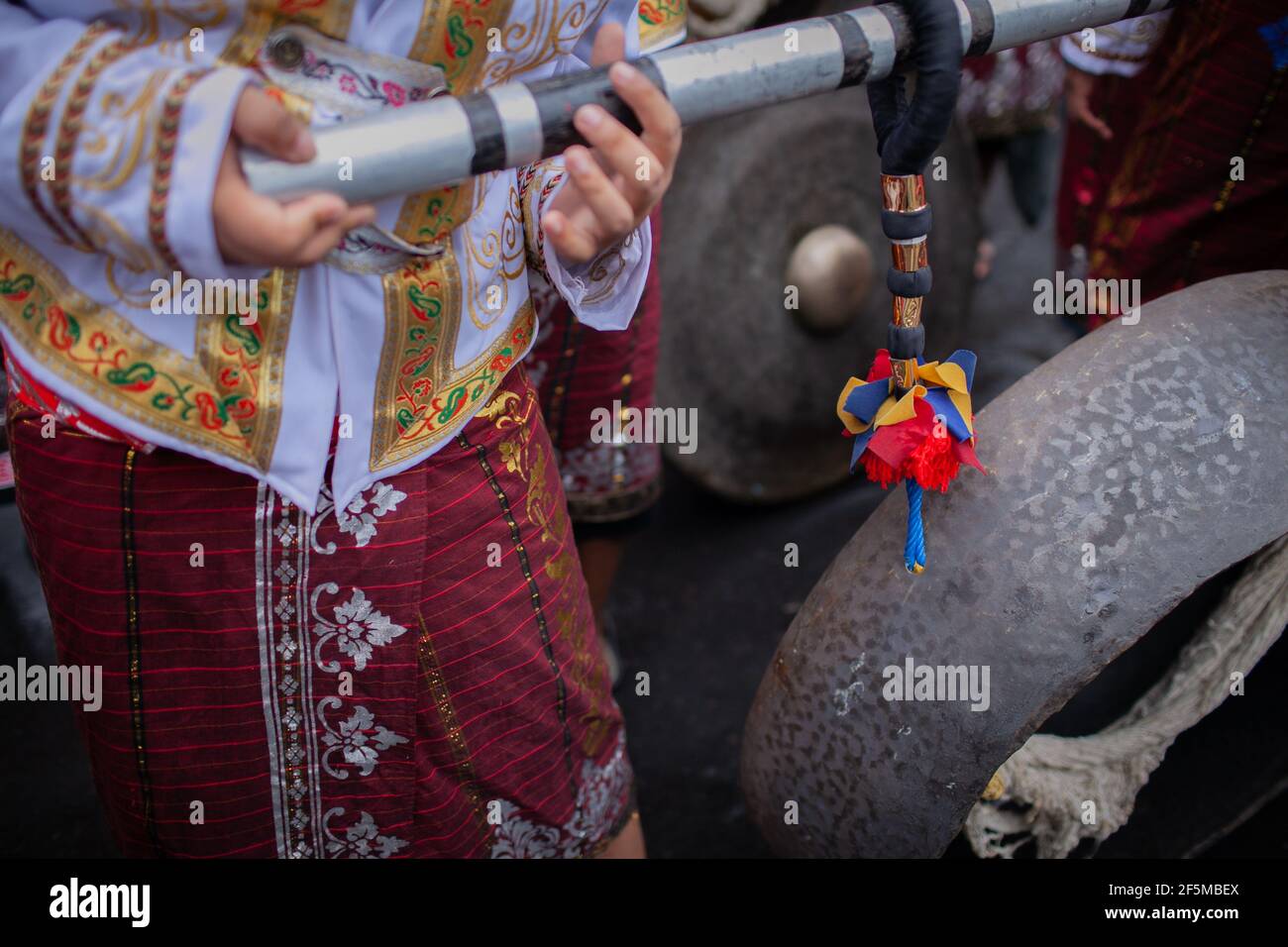 DENPASAR/BALI-GIUGNO 15 2013: Apertura del Festival d'Arte di Bali Foto Stock