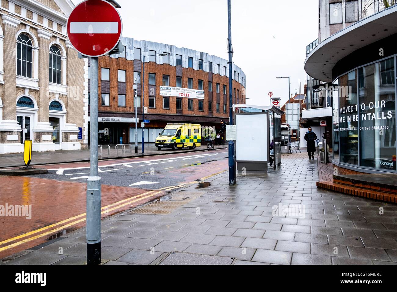 Londra UK, marzo 26 2021, Empty High Street con un cartello di No Entry Road e ambulanza parcheggiata Foto Stock