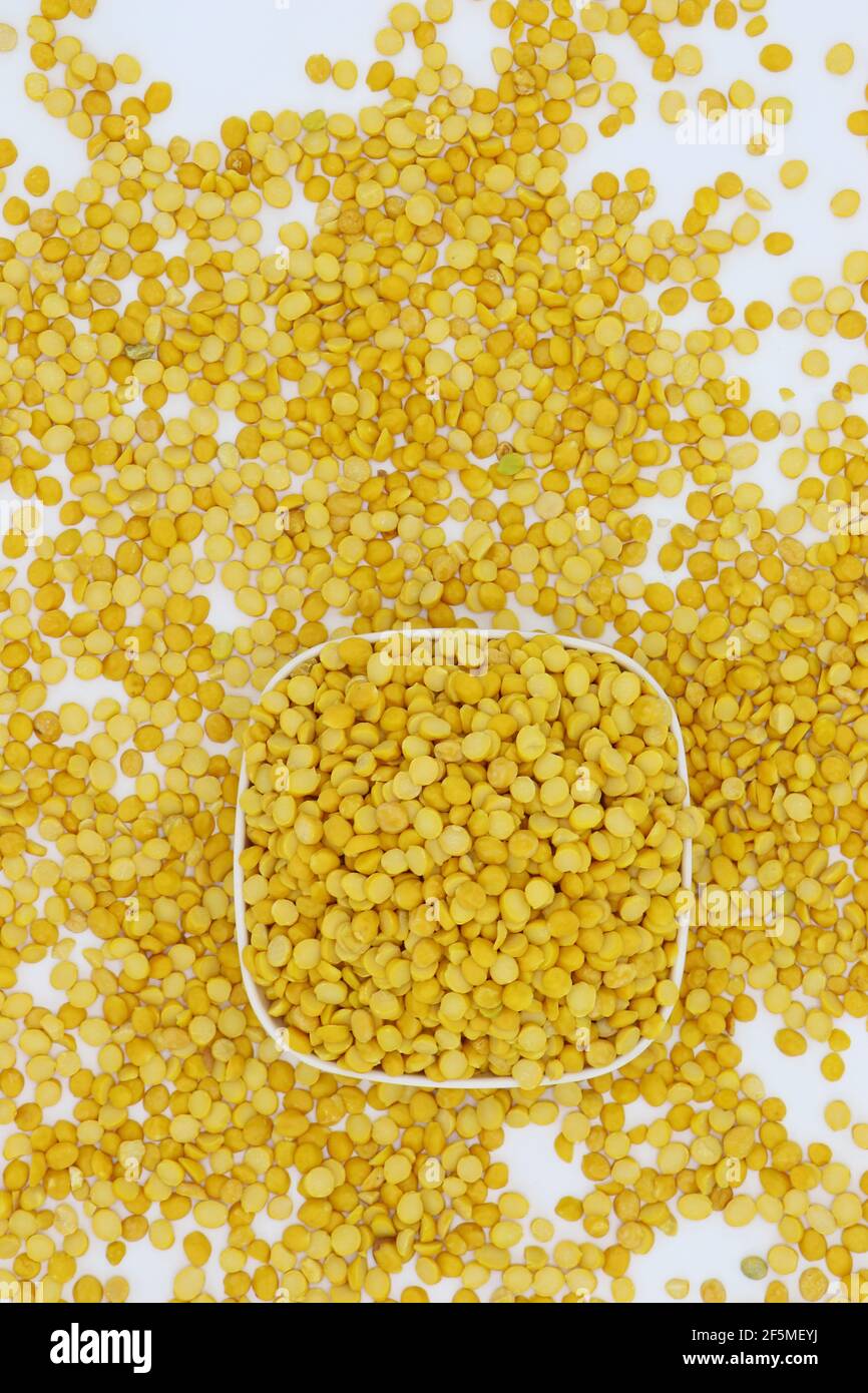 Chickpea anche conosciuto come Chana Daal in un bianco ciotola piccola isolata su sfondo bianco Foto Stock