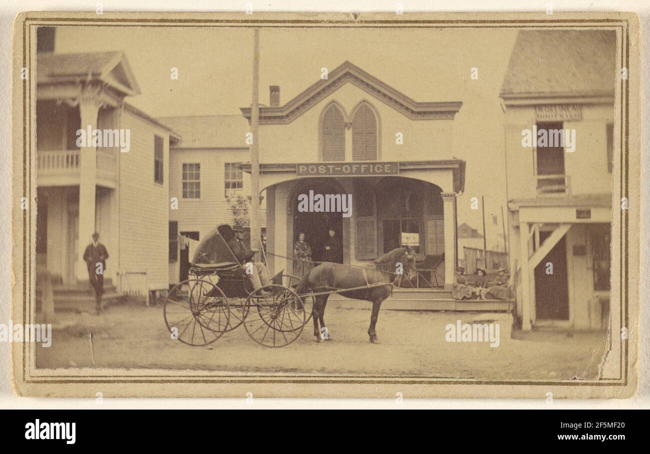 Uomo a cavallo e buggy di fronte all'ufficio postale. Ansel McIntosh (americano, attivo dal 1870 al 1880) Foto Stock