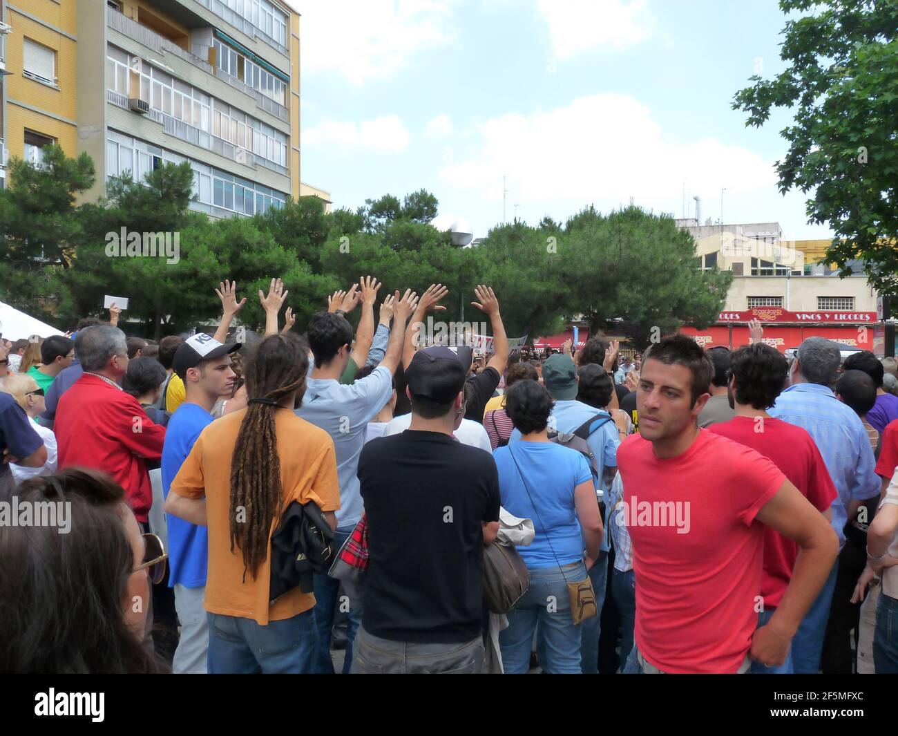 Madrid, Spagna; maggio 28 2011. Persone che fanno tacere applausi in un'assemblea nel quartiere Prosperidad di Madrid. Movimento 15-M. Fotografia scattata o Foto Stock