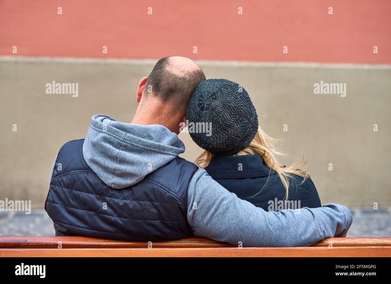 Coppia romantica per le strade di Szentendre, Ungheria Foto Stock