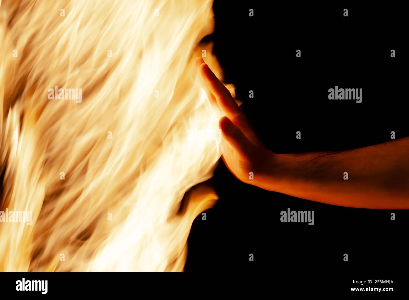 la mano arresta il fuoco, la sicurezza antincendio, l'uso come sfondo Foto Stock
