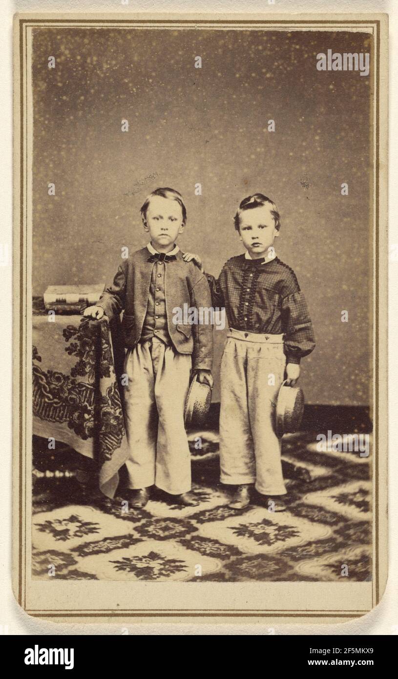 Due ragazzi non identificati, ciascuno con un cappello, in piedi. J.E. Hoitt (canadese, attivo Oshawa, Canada 1860 - 1870) Foto Stock