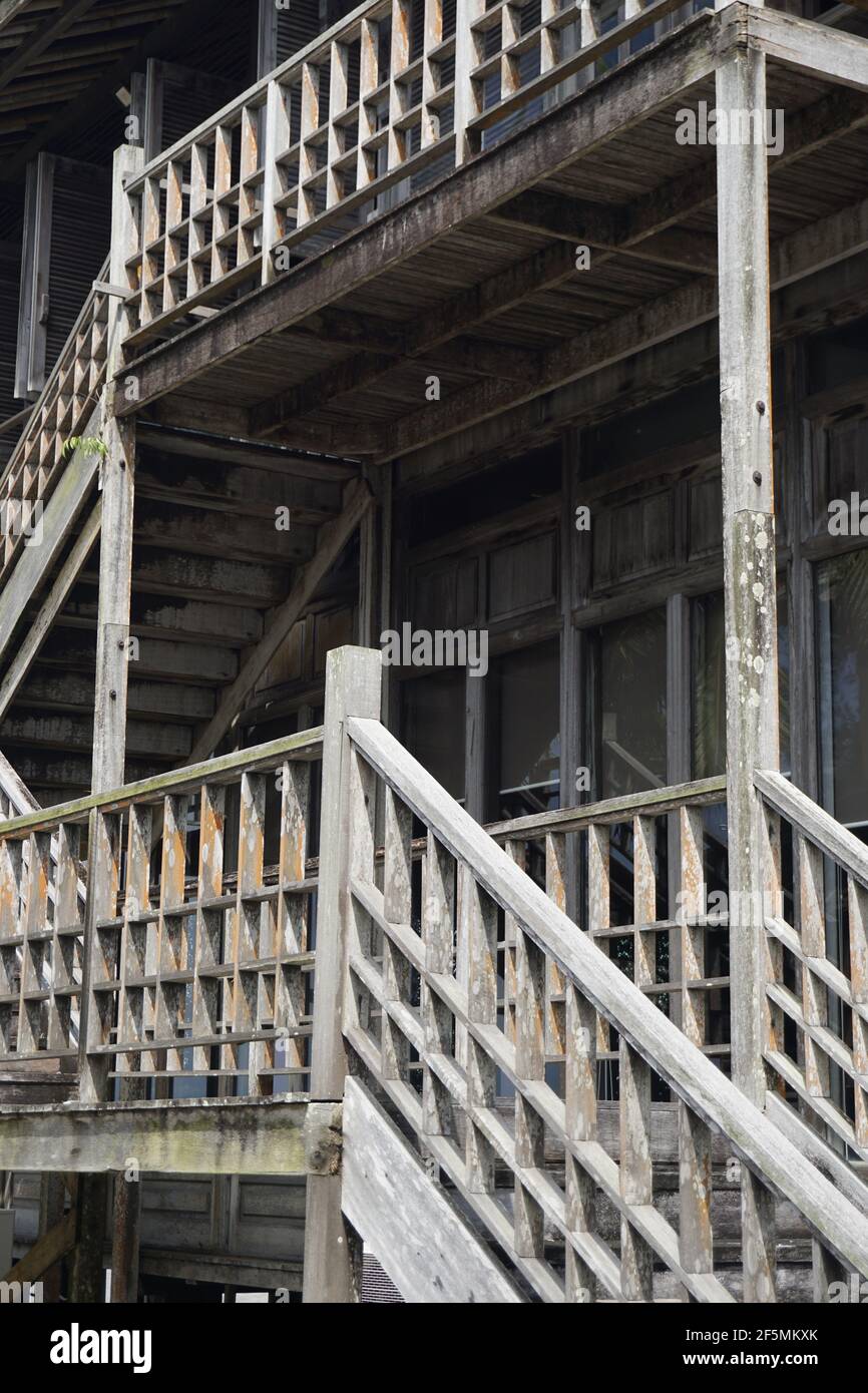 scala di casa in legno non dipinta Foto Stock