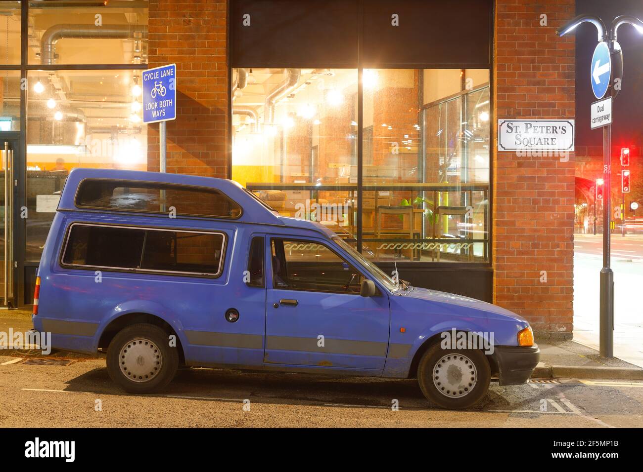 1999 Ford Escort Presidente con Gowrings adattato per sedie a rotelle. Visto qui parcheggiato nel centro di Leeds. Foto Stock