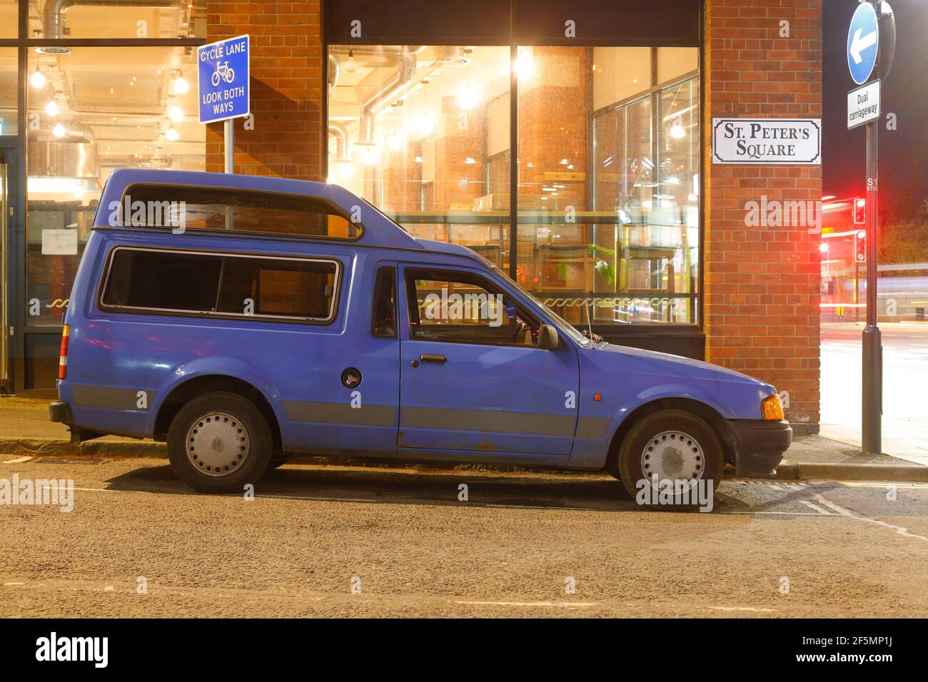 1999 Ford Escort Presidente con Gowrings adattato per sedie a rotelle. Visto qui parcheggiato nel centro di Leeds. Foto Stock