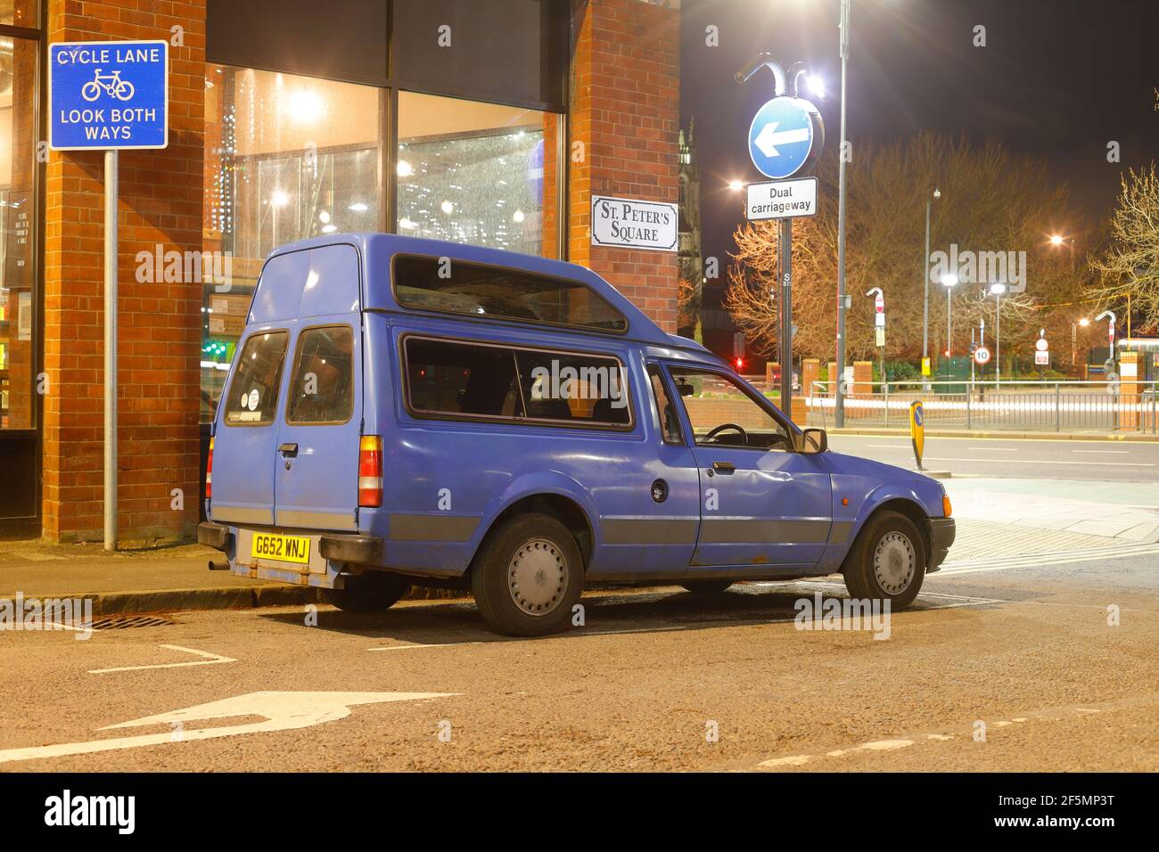 1999 Ford Escort Presidente con Gowrings adattato per sedie a rotelle. Visto qui parcheggiato nel centro di Leeds. Foto Stock