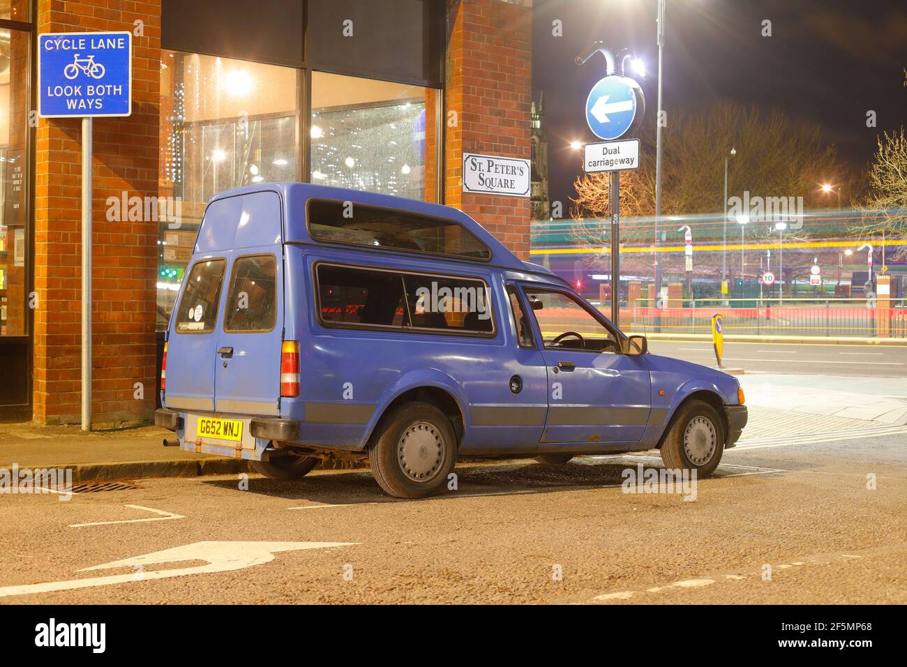 1999 Ford Escort Presidente con Gowrings adattato per sedie a rotelle. Visto qui parcheggiato nel centro di Leeds. Foto Stock