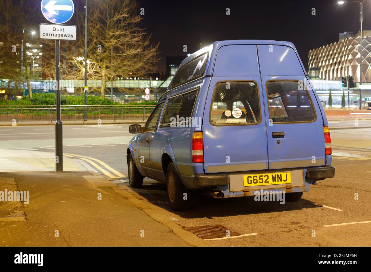 1999 Ford Escort Presidente con Gowrings adattato per sedie a rotelle. Visto qui parcheggiato nel centro di Leeds. Foto Stock