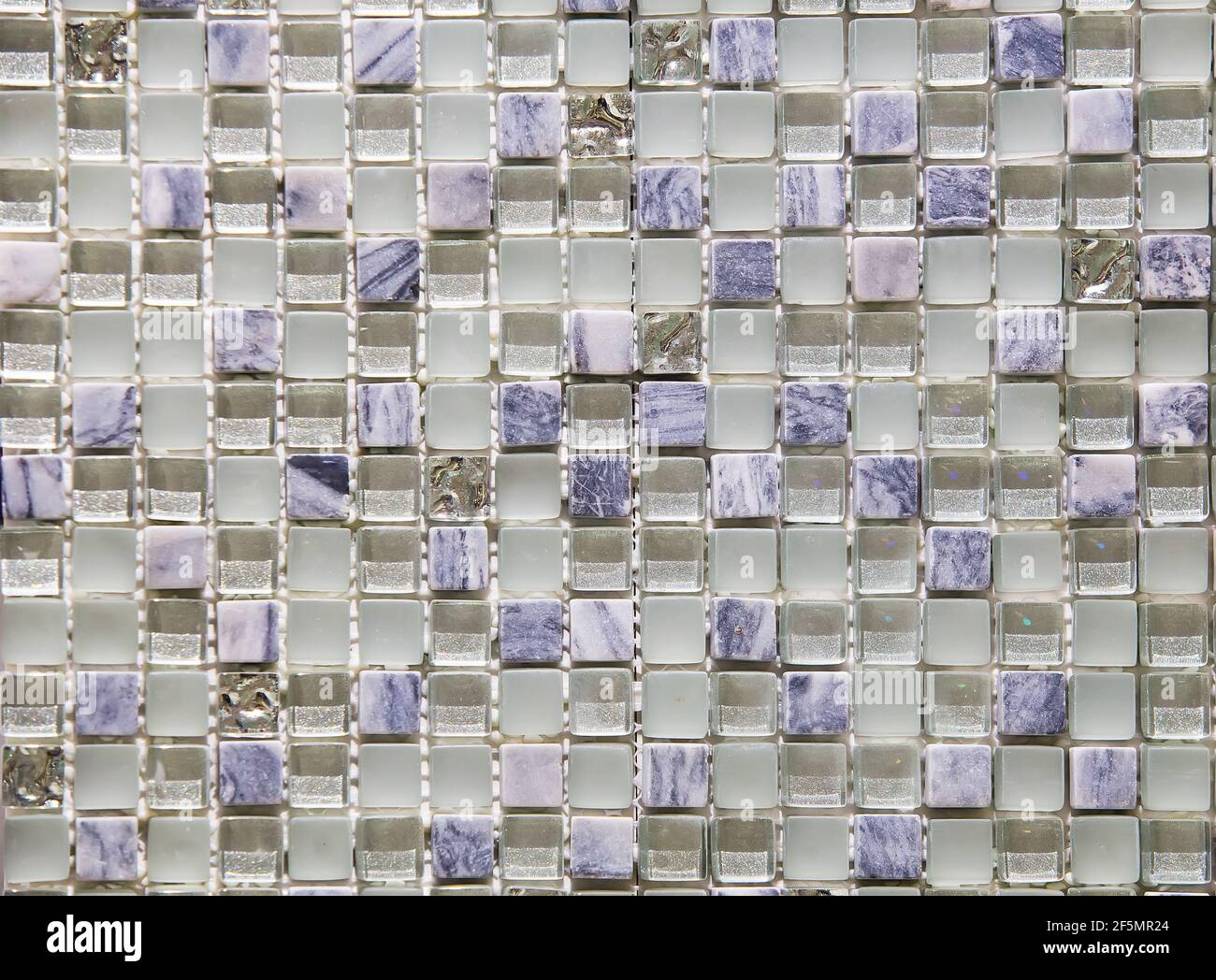 Piccole tessere a mosaico per pareti. Primo piano, sfondo. Foto Stock