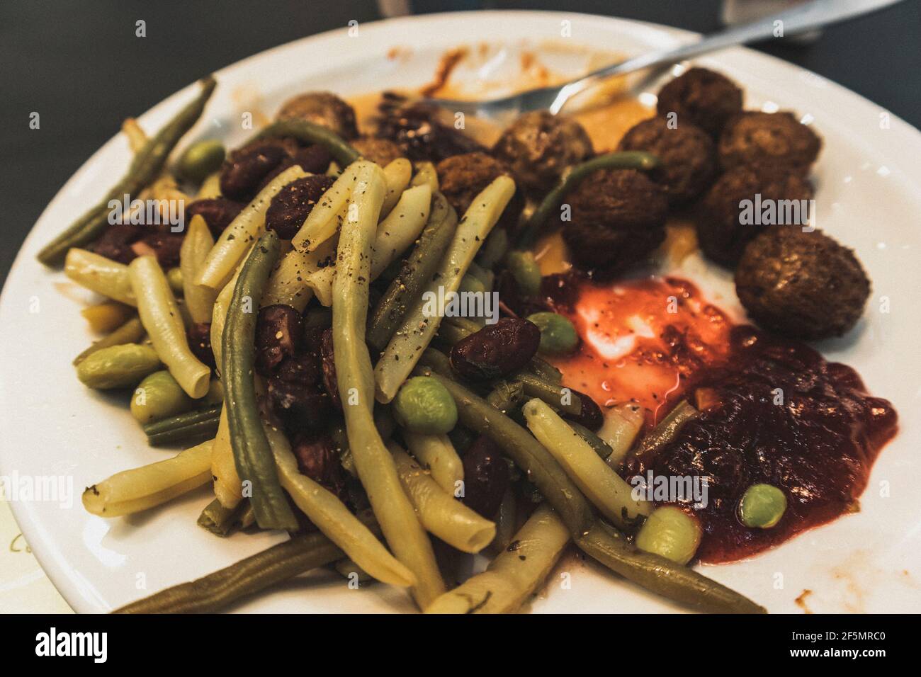 polpette con fagioli piatti della cucina svedese deliziosamente appetitosa cena Foto Stock