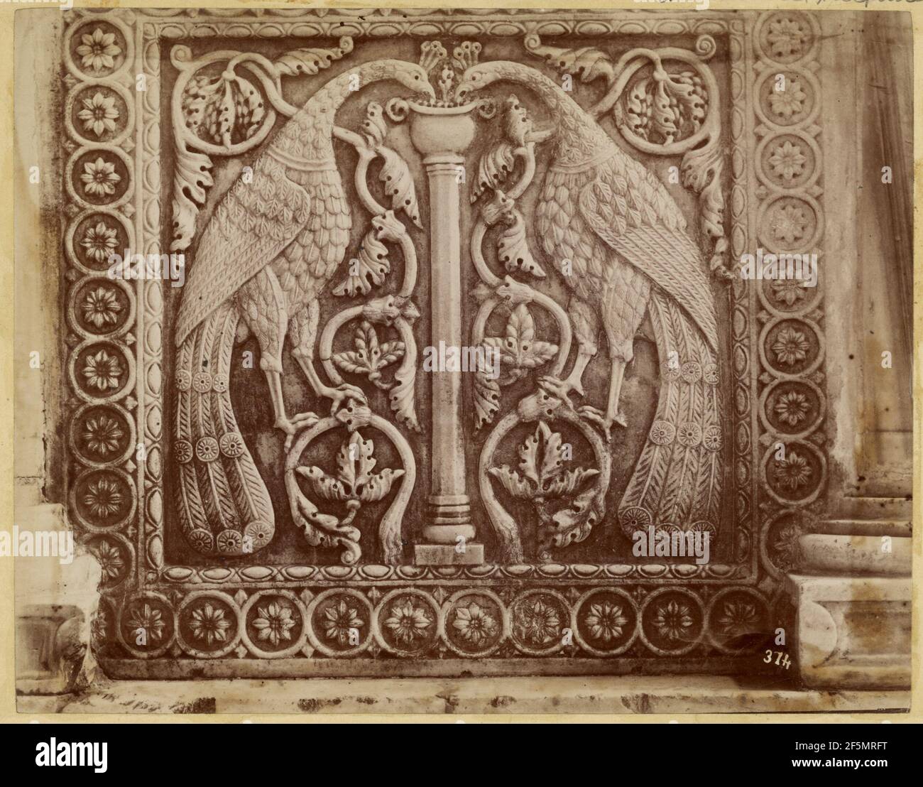 Rilievo scultura di due uccelli. Sconosciuto Foto Stock