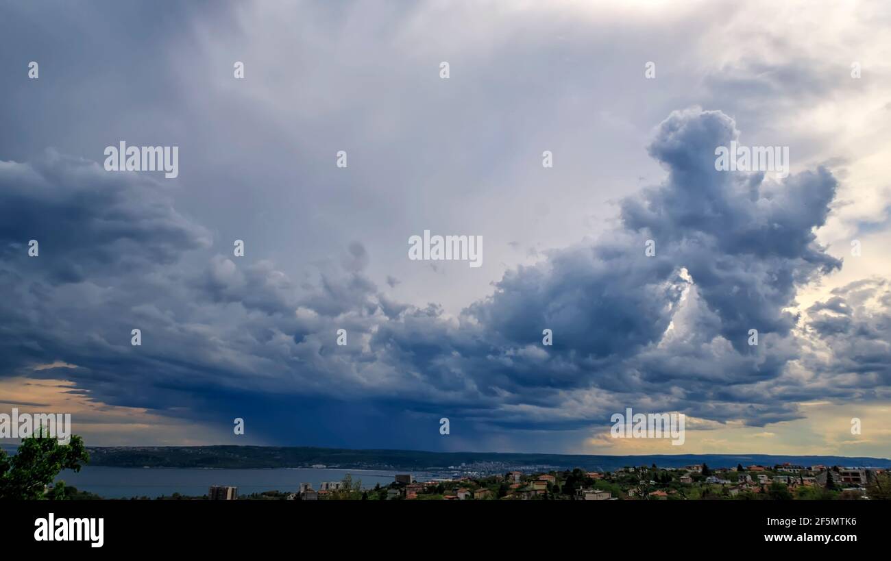 Incredibili nuvole tempestose sulla città. Vista orizzontale Foto Stock