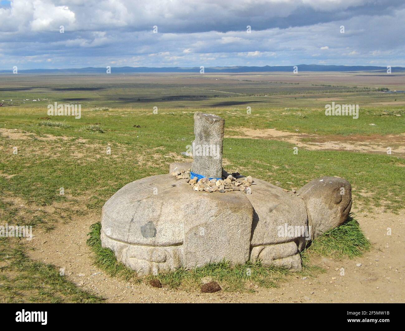 Tartaruga di pietra, una delle ultime quattro streghe del vecchio Karakorum, Kharkhorin, Mongolia Centrale Foto Stock