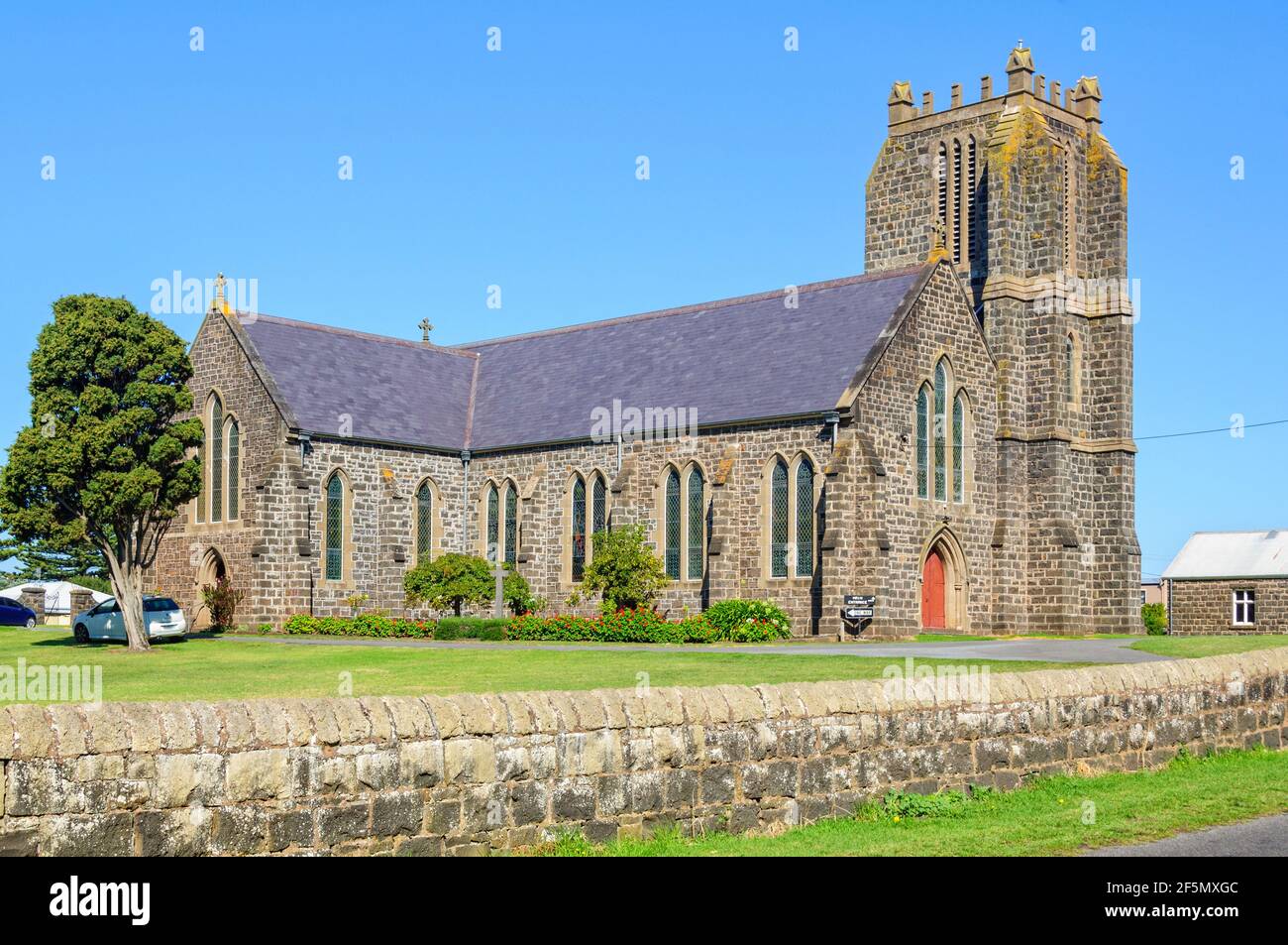 La Chiesa Anglicana di San Giovanni a Port Fairy è stata progettata da Nathaniel Billing e costruita in pietra blu tra il 1854‐1856 - Port Fairy, Victoria, Australia Foto Stock