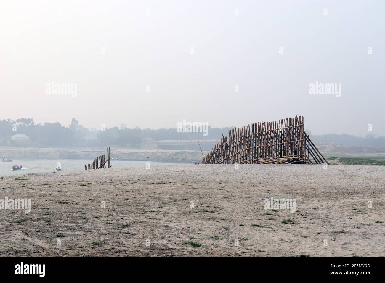 recinzione e muro di bambù per la sicurezza della spiaggia di sabbia Foto Stock