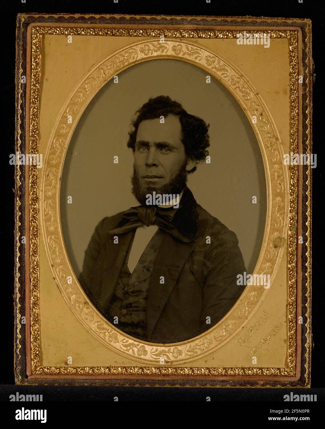 Ritratto di un uomo non identificato con barba simile ad Amish, che indossa una grande cravatta ad arco. Wilder T. Bowers (americano, morto nel 1904) Foto Stock