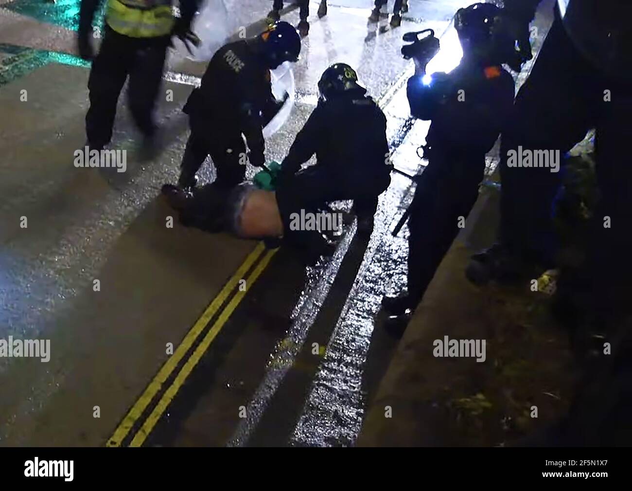 Video screenshot scattata quando la polizia riota ha accusato i manifestanti a Bristol protestando contro la nuova proposta britannica di legge anti-protesta (26 marzo 2021). ((la protesta in gran parte pacifica ha avuto luogo durante le restrizioni del covid (Coronus virus) contro i grandi raduni)) Foto Stock