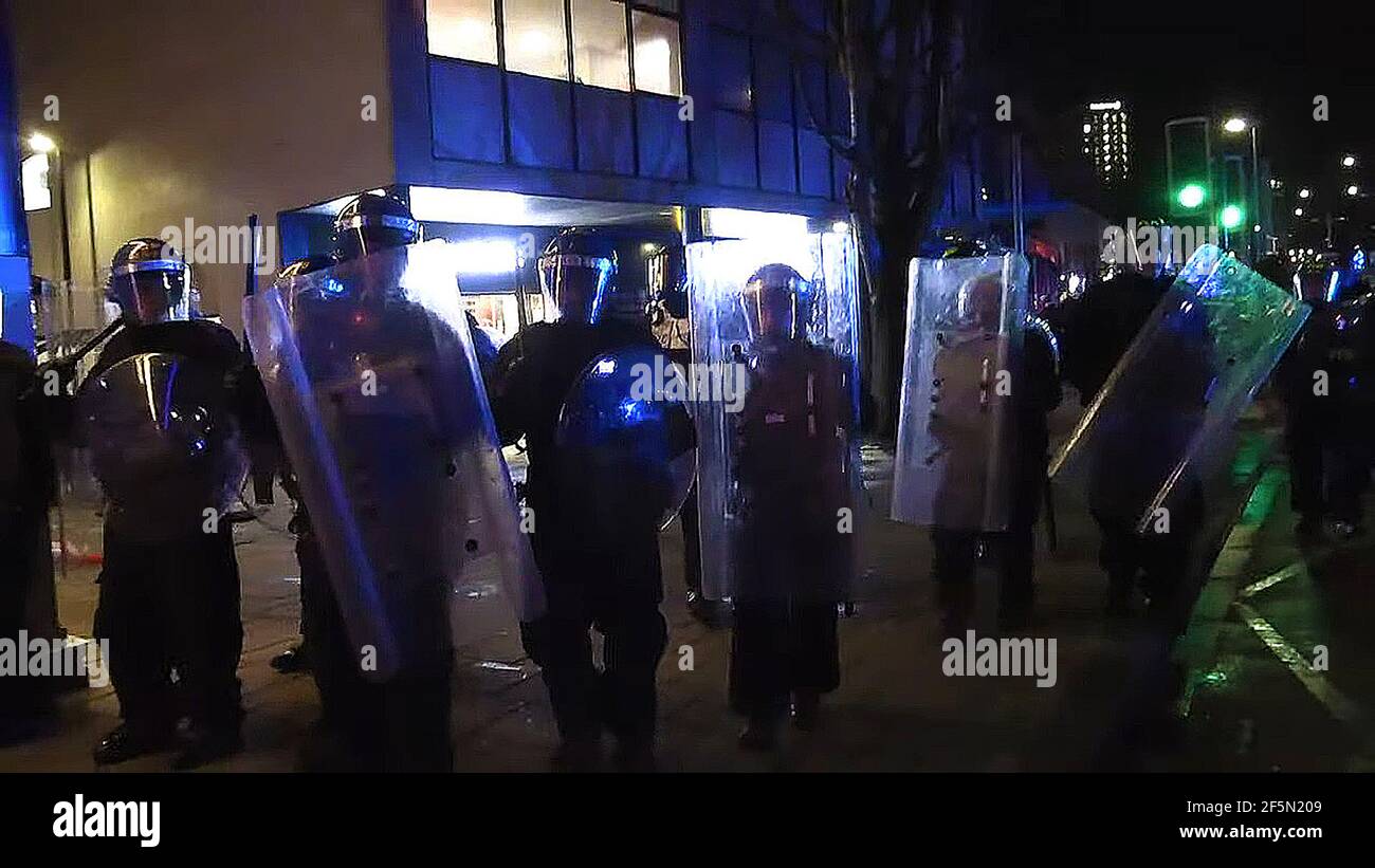 Video screenshot prima di riot polizia accusati manifestanti a Bristol protestando contro la nuova proposta britannica di anti-protesta Bill (26 marzo 2021). ((la protesta in gran parte pacifica ha avuto luogo durante le restrizioni del covid (Coronus virus) contro i grandi raduni)) Foto Stock