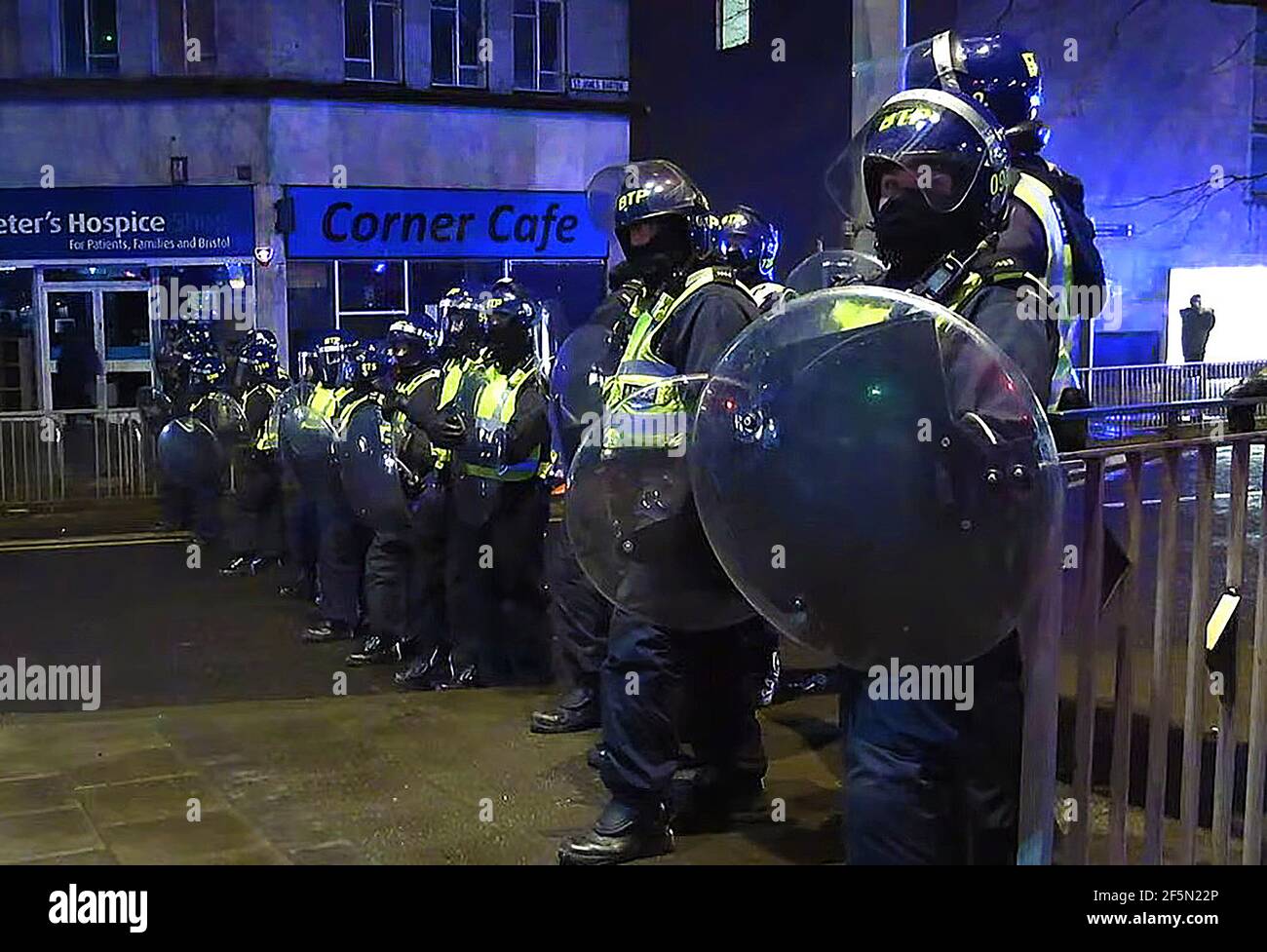 Video screenshot prima di riot polizia accusati manifestanti a Bristol protestando contro la nuova proposta britannica di anti-protesta Bill (26 marzo 2021). ((la protesta in gran parte pacifica ha avuto luogo durante le restrizioni del covid (Coronus virus) contro i grandi raduni)) Foto Stock