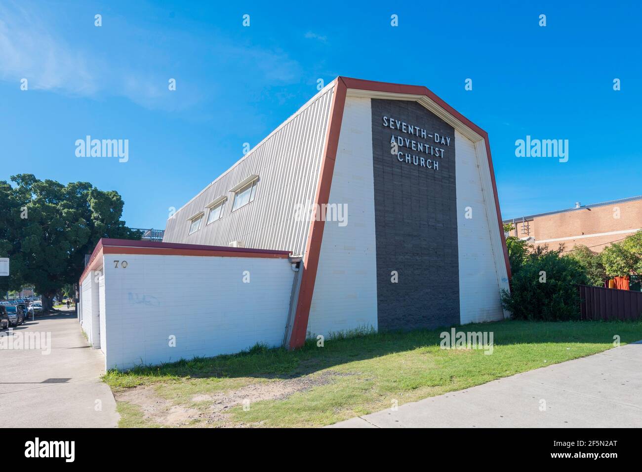Una moderna struttura semi A, rivestita in acciaio, chiesa avventista del settimo giorno nel sobborgo occidentale di Sydney a Cabramatta in Australia Foto Stock