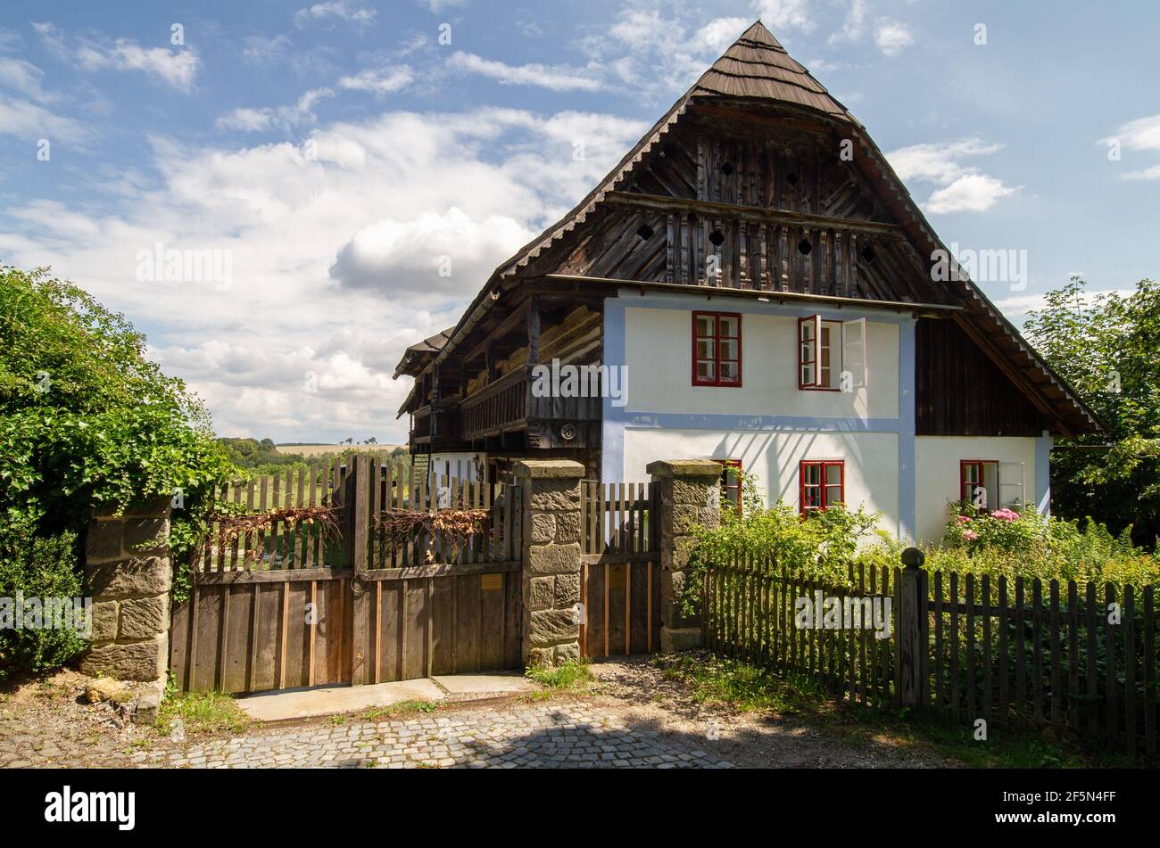 Storica casa di campagna tradizionale ceca costruita di tronchi in Truskavna, casa numero 3 dall'anno 1791, monumento protetto chiamato 'Roubenka'. Foto Stock