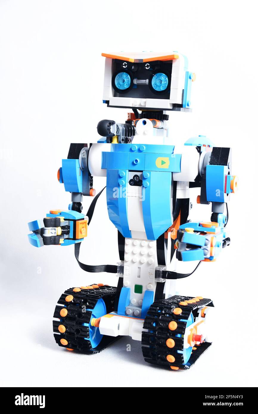 LEGO Boost - robot LEGO Vernie. Giocattolo intelligente che può essere  controllato tramite telefono con bluetooth Foto stock - Alamy