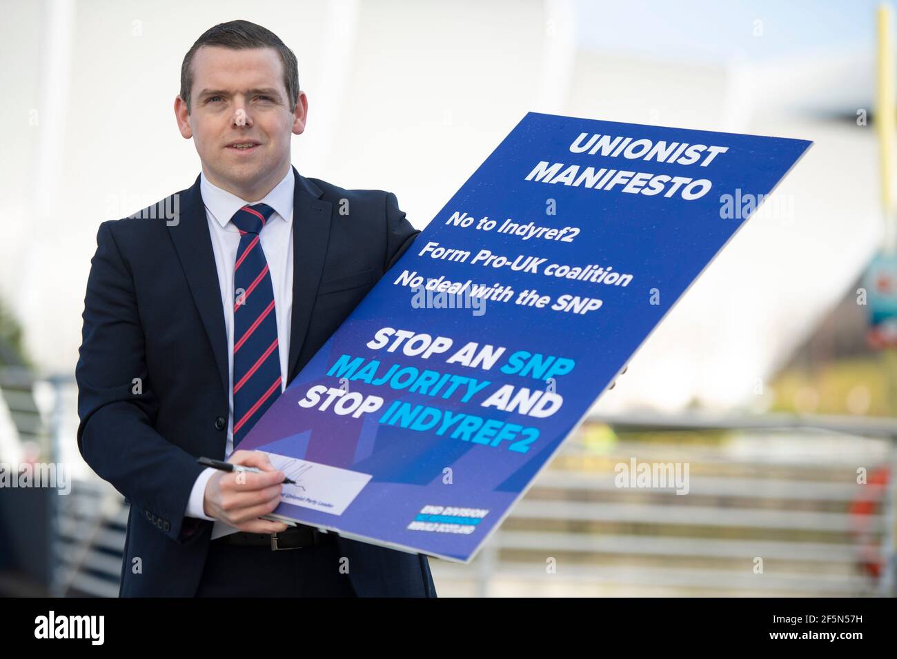 Glasgow, Scozia, Regno Unito. 27 Marzo 2021. NELLA FOTO: Il deputato Douglas Ross, leader del Partito conservatore e Unionista Scozzese, visto fuori dalla BBC Scotland lanciare il Manifesto Unionista del Partito. No a Indyref2, formare la coalizione Pro-UK, No accordo con la SNP. INTERROMPERE UNA MAGGIORANZA SNP E INTERROMPERE INNDYREF2. Credit: Colin Fisher/Alamy Live News Foto Stock