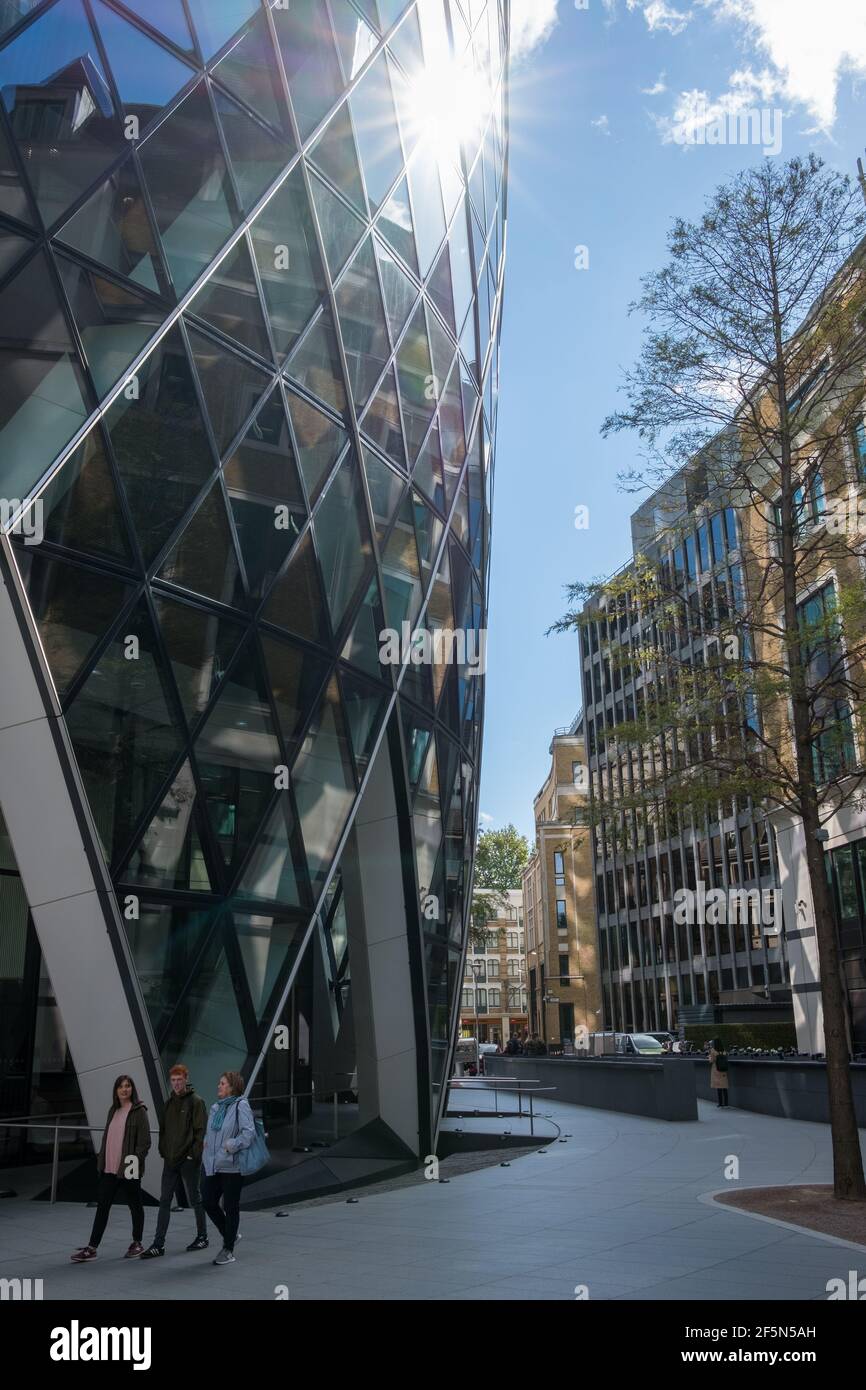 Il Gherkin nel quartiere finanziario, Londra, Inghilterra Foto Stock
