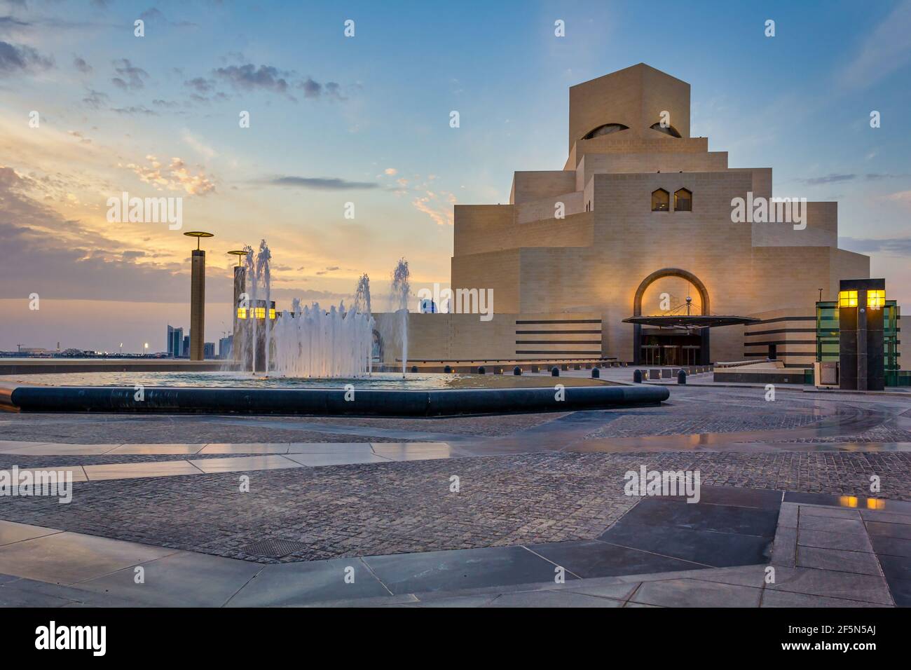 Museo d'Arte Islamica , Doha, Qatar vista esterna al tramonto con le nuvole nel cielo sullo sfondo Foto Stock