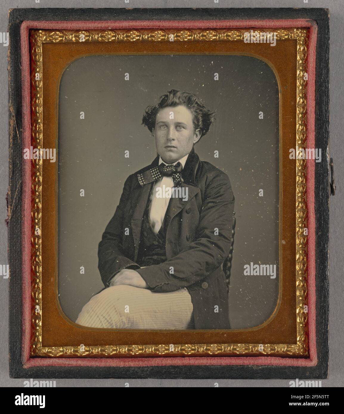 Ritratto di un uomo seduto con grande Bow Tie. Produttore sconosciuto, americano Foto Stock