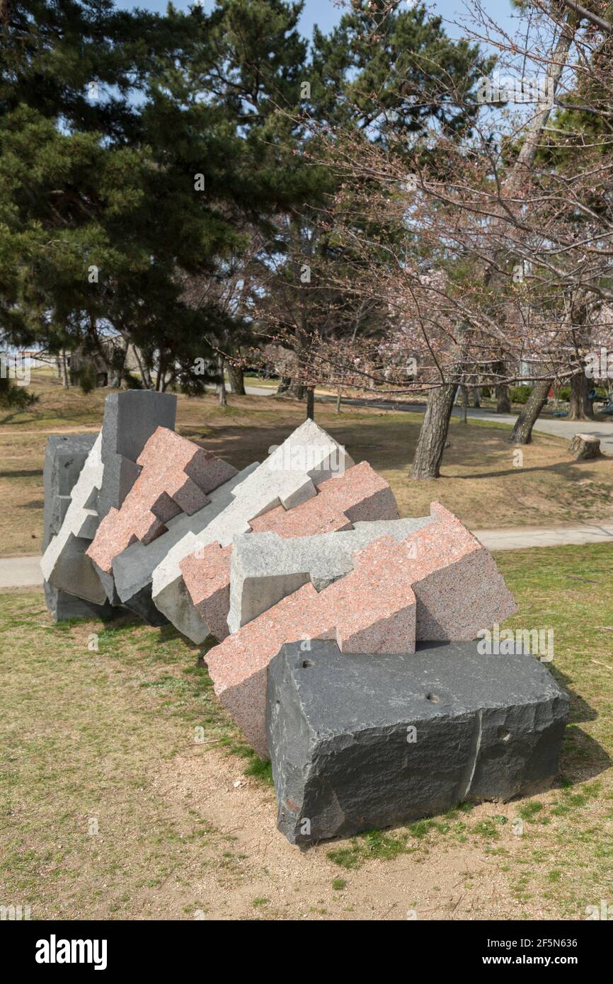 Opere d'arte di montagna e fiume di Mitsuaki Sora 1987 nel parco di Tokiwa, Ube, Yamaguchi, Giappone Foto Stock