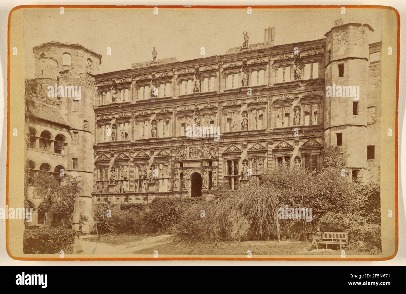 Vista del palazzo a tre piani di Heidelberg, Germania. Eduard Lange (tedesco, attivo 1880) Foto Stock