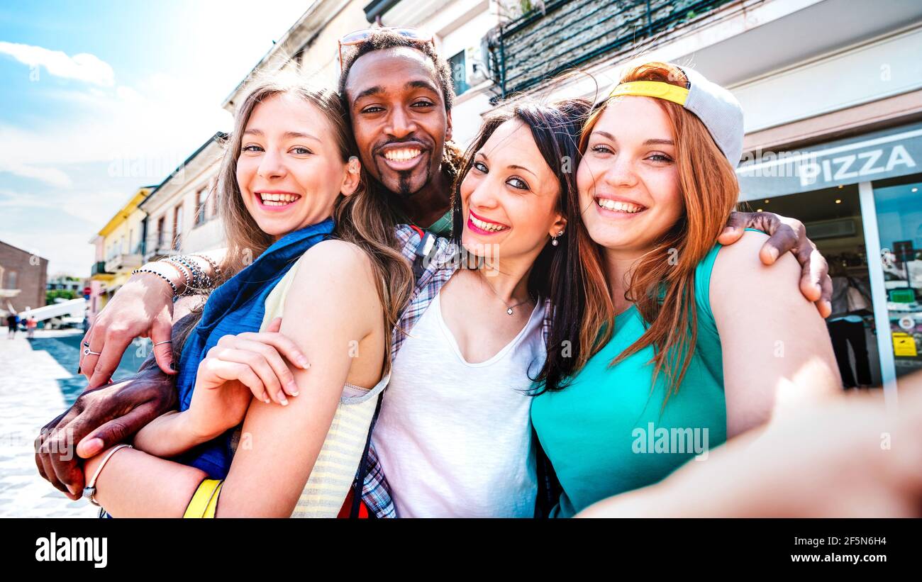 Gruppo turistico multiculturale che prende selfie al tour della città vecchia - Concetto di stile di vita milleniale felice con i giovani che si divertono intorno alla città Foto Stock