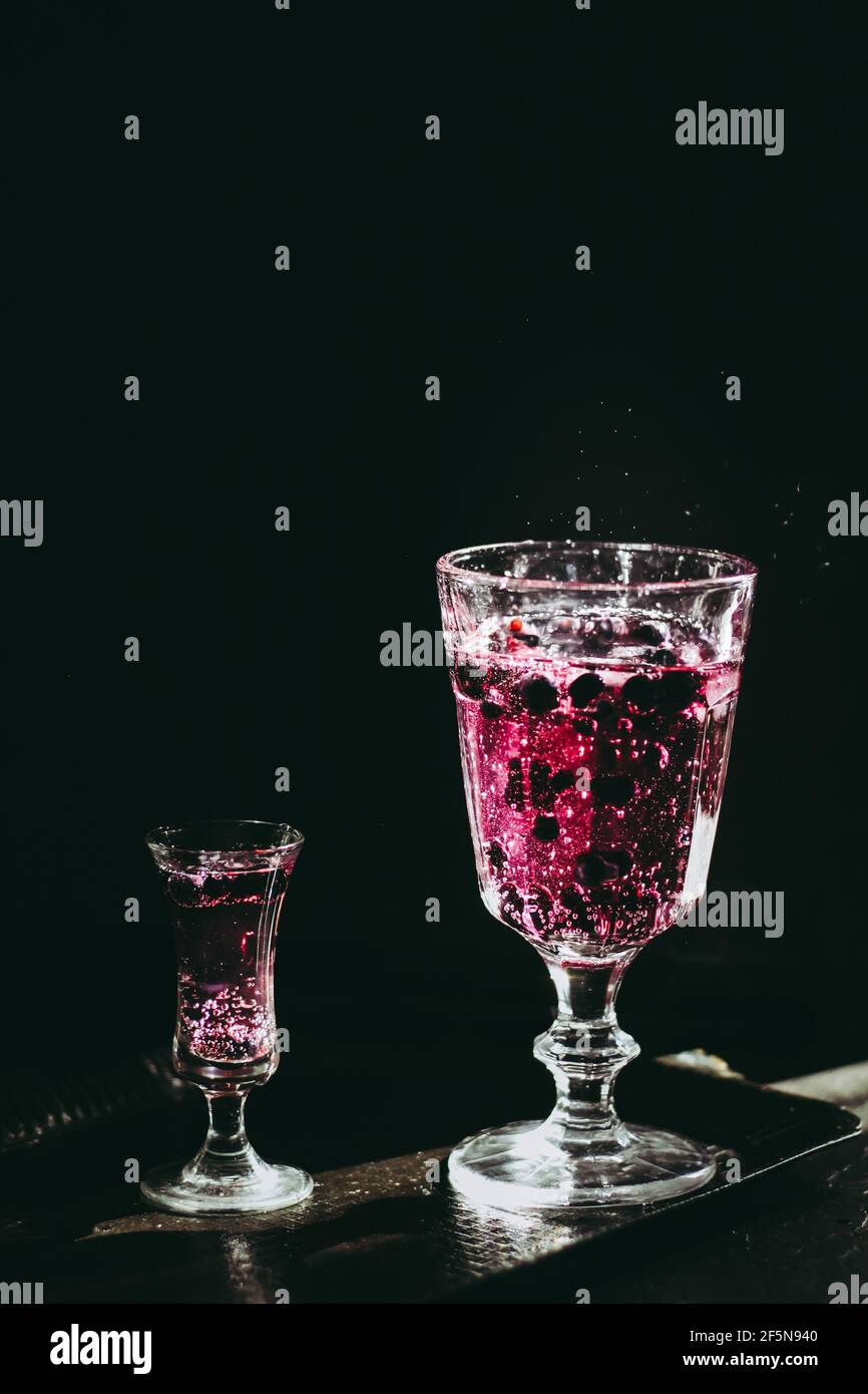 Bevanda di Berry. Fotografia scura. Parte anteriore del vetro a fuoco. Foto Stock