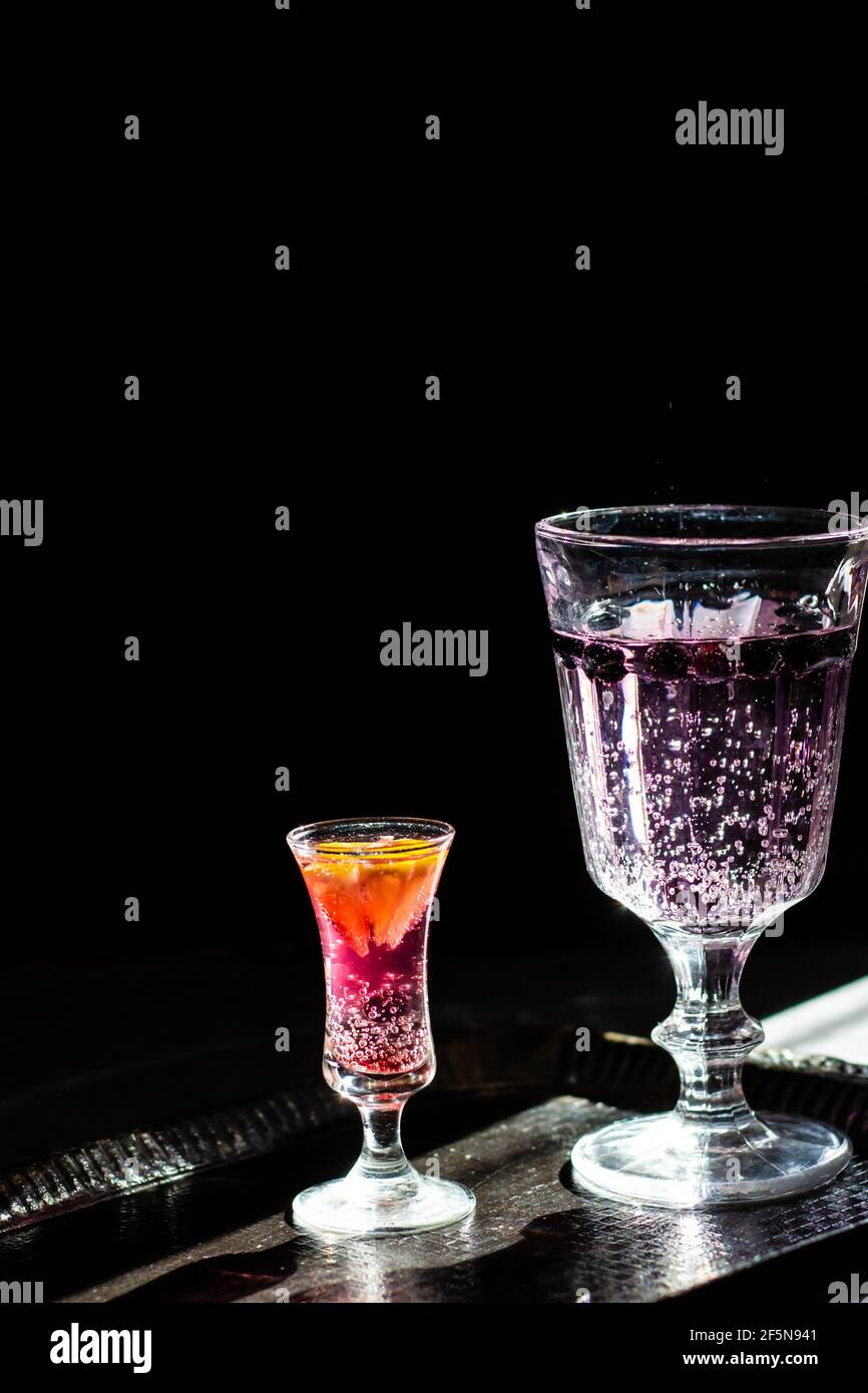 Bevanda di Berry. Fotografia scura. Parte anteriore del vetro a fuoco. Foto Stock