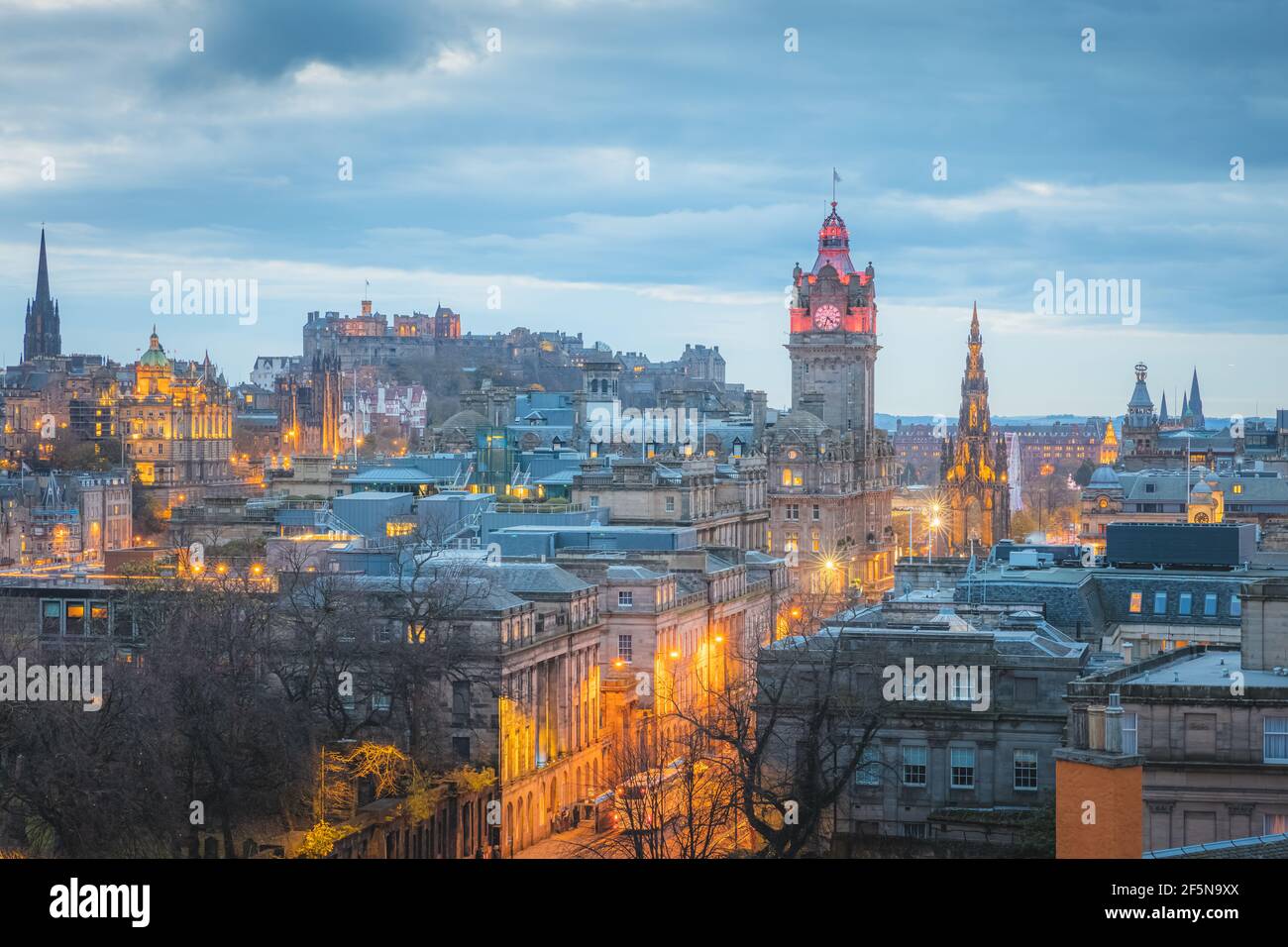 Vista notturna sulla città dalla collina di Calton, con skyline illuminato della città vecchia di Edimburgo, Princes Street, la Torre dell'orologio Balmoral e il Castello di Edimburgo nel capi Foto Stock