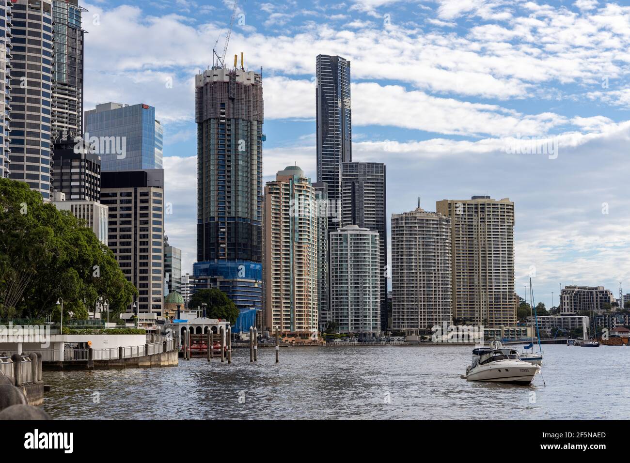 L'iconico paesaggio urbano di Brisbane lungo il fiume Brisbane nel Queensland Il 24 marzo 2021 Foto Stock