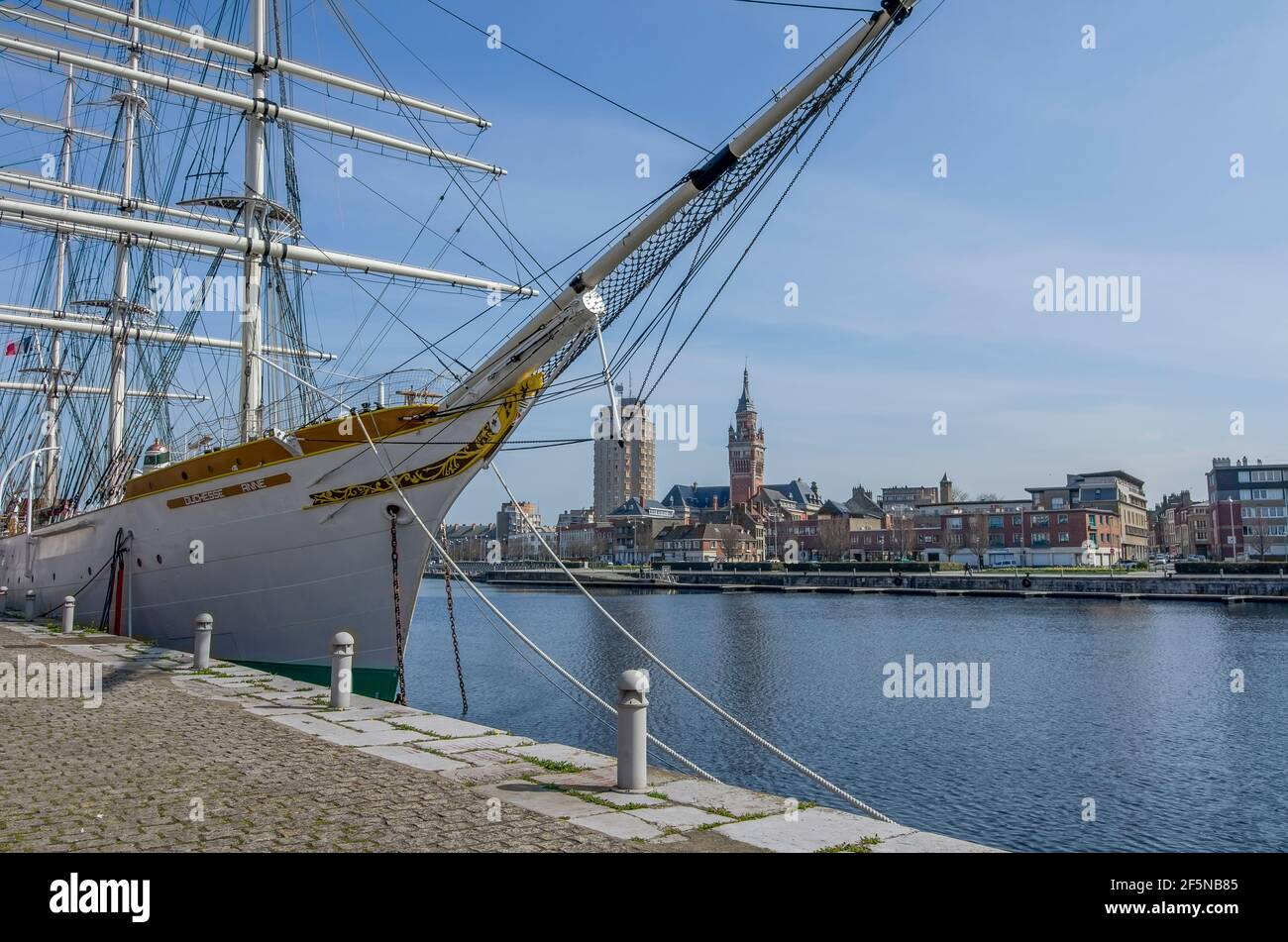 La nave a vela Duchesse Anne attraccava a Dunkerque, Francia settentrionale. Foto Stock