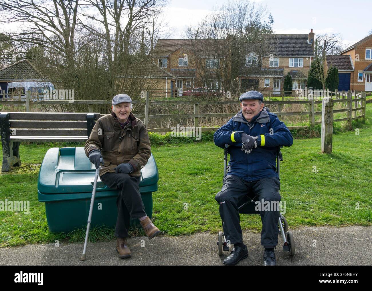 Due signori pensionati che hanno un soffio di aria fresca. Foto Stock