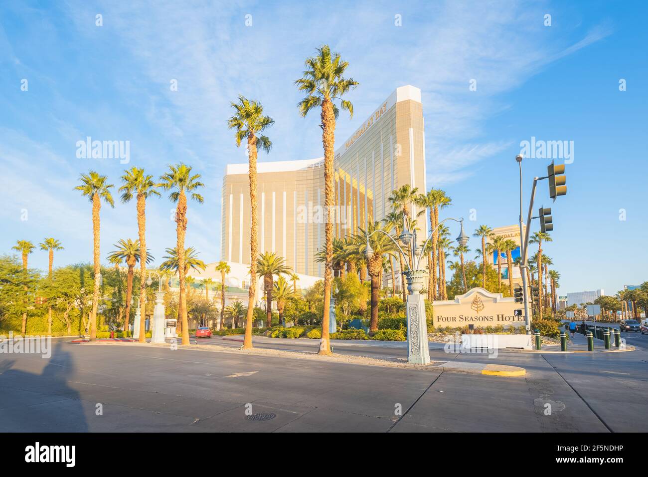 Las Vegas, Stati Uniti d'America - Ottobre 20 2019: Four Seasons Hotel e Mandalay Bay Hotel and Casino su un cielo blu giorno di sole sulla striscia a Las Vegas, Nevada, Stati Uniti. Foto Stock