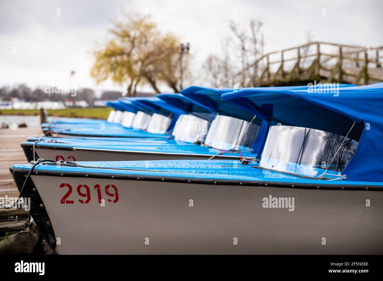 Steinhude, Germania. 27 Marzo 2021. Le pedalò giacciono su un molo nello Steinhuder Meer in tempo nuvoloso. Le vacanze pasquali sono iniziate in bassa Sassonia. Credit: Moritz Frankenberg/dpa/Alamy Live News Foto Stock