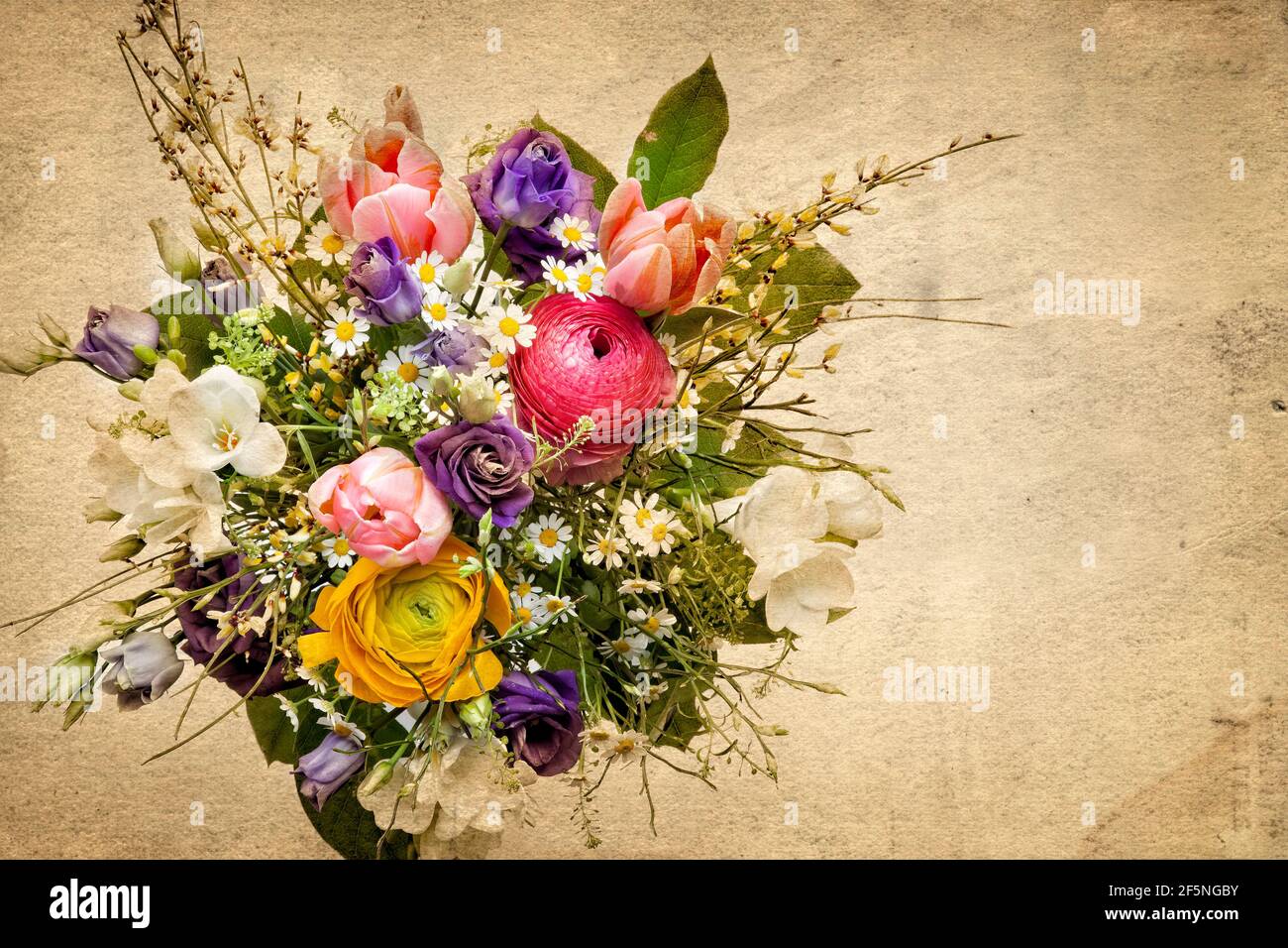 CONCETTO FLOREALE: Mazzo di fiori di primavera su sfondo antiquato Foto Stock