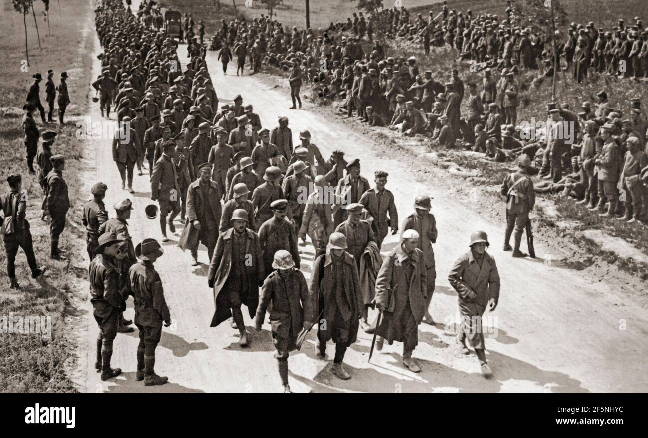 Agosto 1918, e i prigionieri di guerra tedeschi stanno marciando vicino Amien, Francia settentrionale, durante le fasi conclusive della prima guerra mondiale. Foto Stock