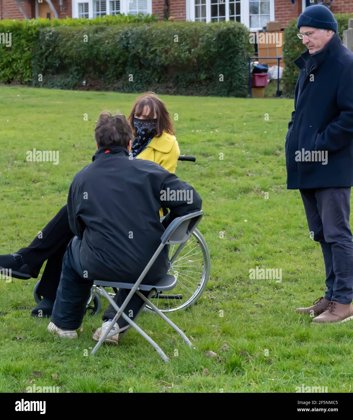 Brentwood Essex 27 marzo 2021 elezioni del Consiglio locale; la Consigliera liberaldemocratico Karen Chilvers (raffigurata in giallo in sedia a rotelle) sulla sua campagna "Wheels on the Green" a Brentwood Essex. Credit: Ian Davidson/Alamy Live News Foto Stock