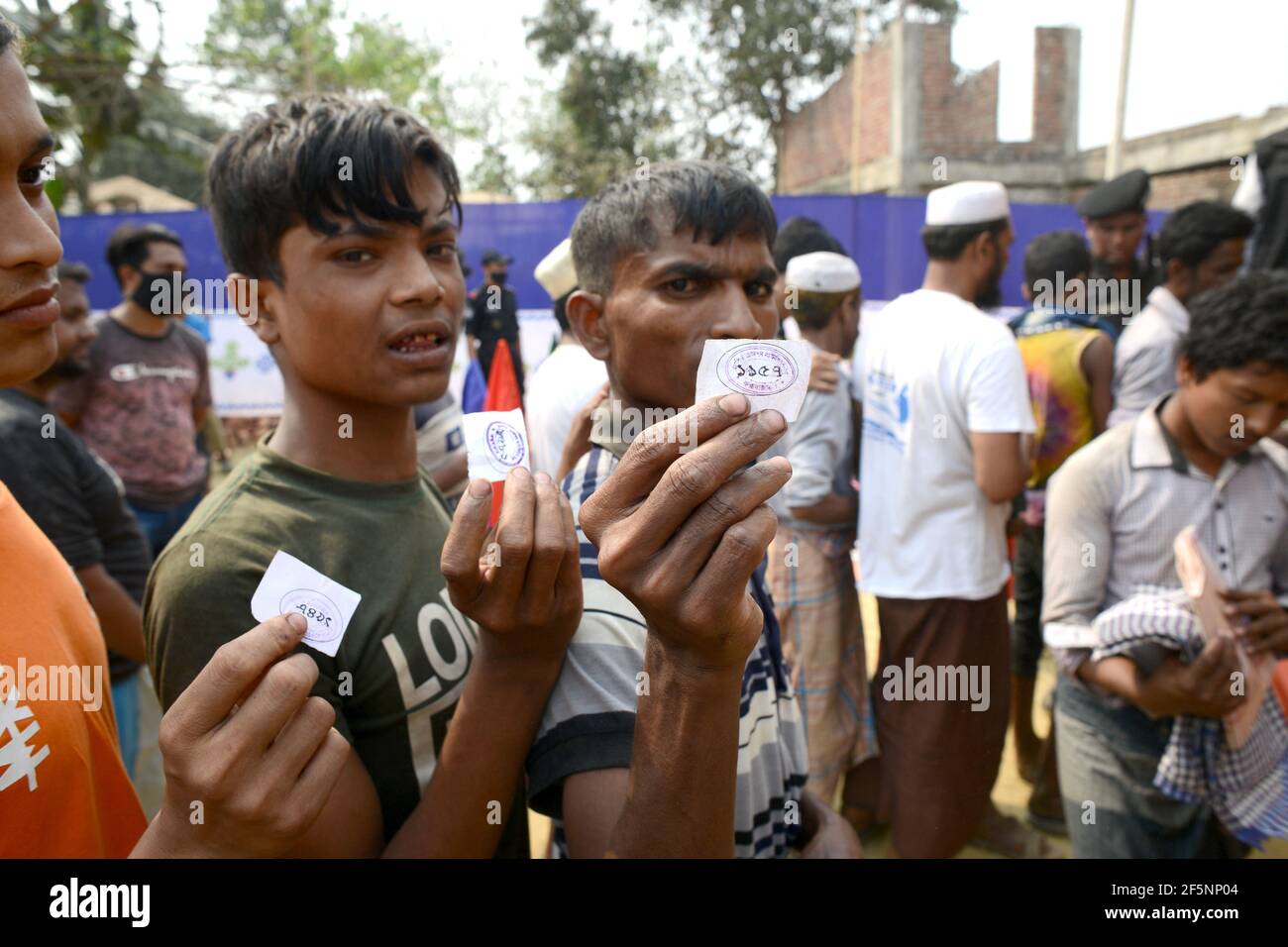 La gente di Rohingya sta mostrando il tokenin di releief nel campo dei rifugiati giorni dopo un incendio in un campo dei rifugiati in Ukhia, nel distretto o di Bazar del Cox sud-orientale Foto Stock