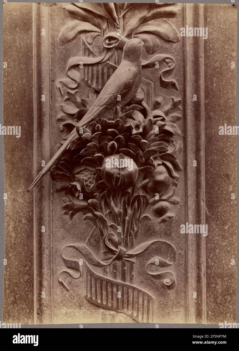 Rilievo scultura di uccelli e fiori. Produttore sconosciuto, italiano Foto Stock