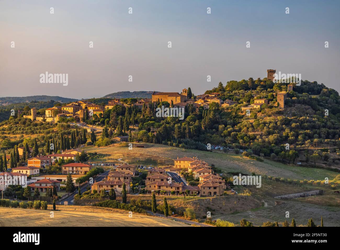 Tipico paesaggio toscano vicino a Montepulciano e Monticchielo, Italia Foto Stock